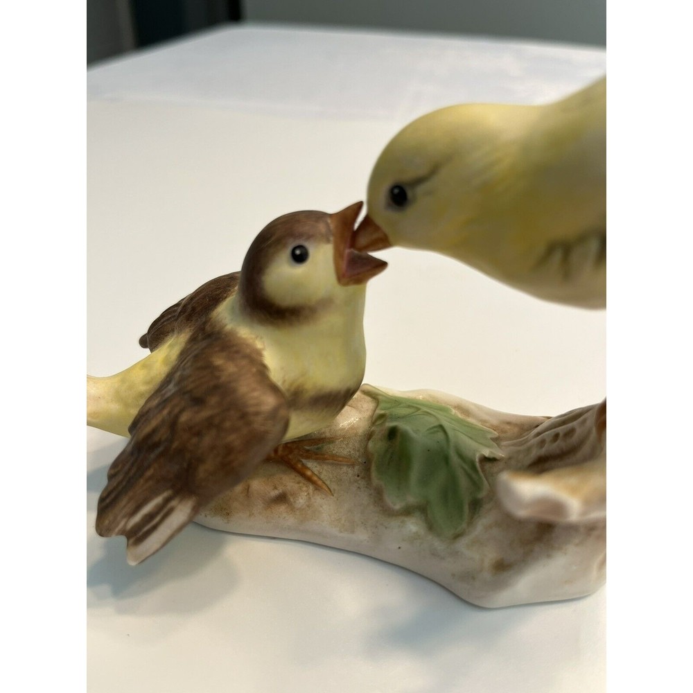 W Goebel Yellow Bird Canary Feeding Baby Chick Figurine Lang 6 W Germany 1967 - Picture 9 of 13